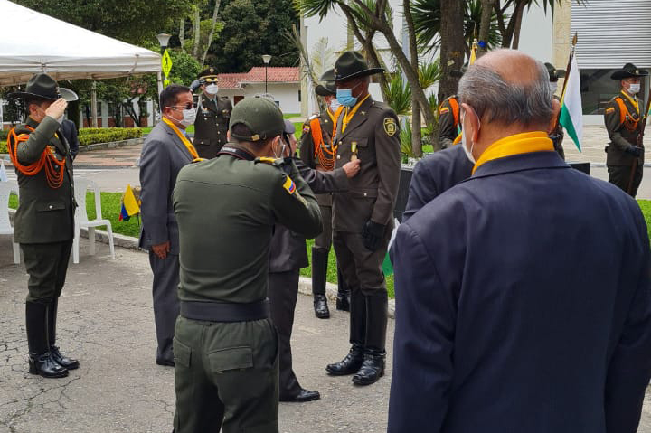 Reconocimiento institucional a oficiales de la Policía